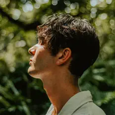 收听 Stoic、观看音乐视频、阅读小传、查看巡演日期等 ！