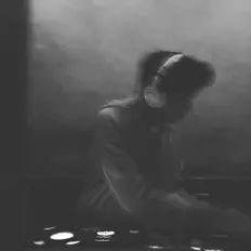 COMMANDRを聴いたり、ミュージックビデオを鑑賞したり、経歴やツアー日程などを確認したりしましょう！