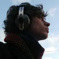 聆聽 undefined、觀看音樂影片、閱讀小傳、查看巡演日期等！