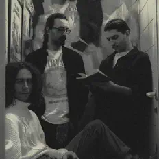 Escucha a Voyvo, mira videos musicales, lee su biografía, consulta las fechas de las gira y más.