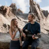 Luister naar undefined, bekijk muziekvideo's, lees de bio, bekijk de tourdata, en meer!