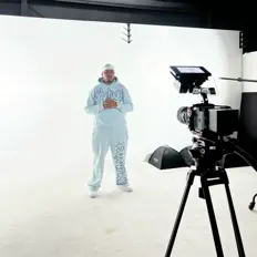 Poslechněte si interpreta Vandelia, sledujte hudební videa, přečtěte si životopis, podívejte se na data turné a další informace.