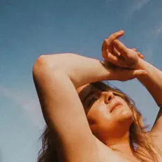 Poslechněte si interpreta Corina Grove, sledujte hudební videa, přečtěte si životopis, podívejte se na data turné a další informace.