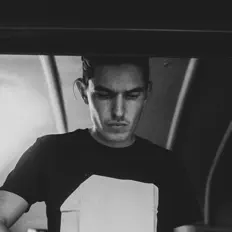 Dromabear सुनें, म्यूज़िक वीडियो देखें, बायो पढ़ें, दौरे की तारीखें और बहुत कुछ देखें!