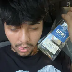 HUZKを聴いたり、ミュージックビデオを鑑賞したり、経歴やツアー日程などを確認したりしましょう！