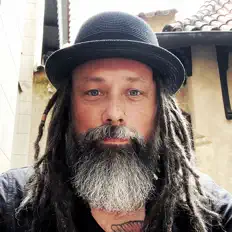 Ouça Ole Peng, assista a videoclipes, leia a biografia, veja as datas das turnês e mais!