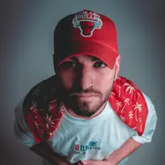 Hör dir MAGAT an, schau dir Musikvideos an, lies die Biografie, finde Tourdaten und mehr!