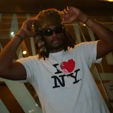 Écoutez M33CH!, regardez des vidéoclips, lisez la biographie, consultez les dates de tournée et plus encore !