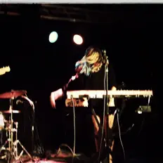 Man Caveを聴いたり、ミュージックビデオを鑑賞したり、経歴やツアー日程などを確認したりしましょう！