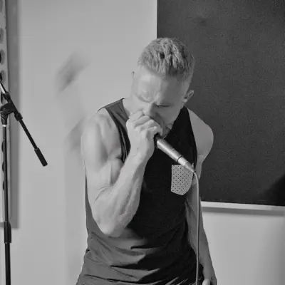 Poslechněte si interpreta Torn Within, sledujte hudební videa, přečtěte si životopis, podívejte se na data turné a další informace.
