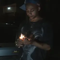 聆聽 WHYSILNT、觀看音樂影片、閱讀小傳、查看巡演日期等！