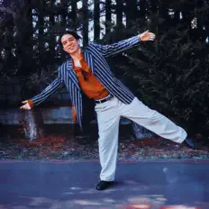 FLORE dinle, müzik videolarını izle, biyografisini oku, tur tarihlerini ve daha fazlasını gör!