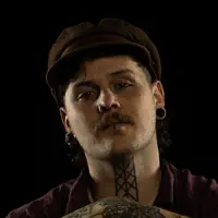 undefined dinle, müzik videolarını izle, biyografisini oku, tur tarihlerini ve daha fazlasını gör!