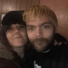 Domestic Blissを聴いたり、ミュージックビデオを鑑賞したり、経歴やツアー日程などを確認したりしましょう！