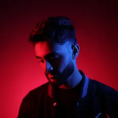 Ouça Vee, assista a videoclipes, leia a biografia, veja as datas das turnês e mais!