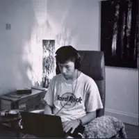 收听 undefined、观看音乐视频、阅读小传、查看巡演日期等 ！