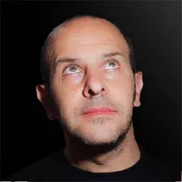 undefinedを聴いたり、ミュージックビデオを鑑賞したり、経歴やツアー日程などを確認したりしましょう！