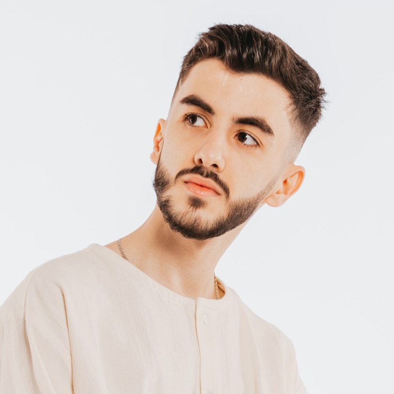 S-a făcut bruneta blondă - Omar Arnaout