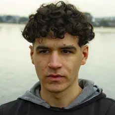 聆聽 Kindleman、觀看音樂影片、閱讀小傳、查看巡演日期等！