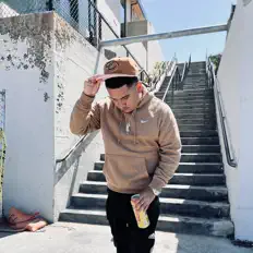 聆聽 Money Migzzz、觀看音樂影片、閱讀小傳、查看巡演日期等！