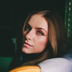 Poslechněte si interpreta Kiesa Keller, sledujte hudební videa, přečtěte si životopis, podívejte se na data turné a další informace.