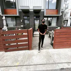 BENJIIMAN सुनें, म्यूज़िक वीडियो देखें, बायो पढ़ें, दौरे की तारीखें और बहुत कुछ देखें!