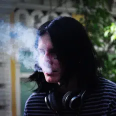 love is evil을(를) 듣고, 뮤직 비디오를 보고, 약력을 읽고, 투어 일정 등을 확인하세요!