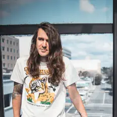 Derek Sanders dinle, müzik videolarını izle, biyografisini oku, tur tarihlerini ve daha fazlasını gör!