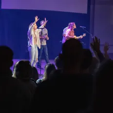 聆聽 Christ Community Chapel、觀看音樂影片、閱讀小傳、查看巡演日期等！