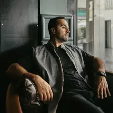 收听 Ali Kashani、观看音乐视频、阅读小传、查看巡演日期等 ！