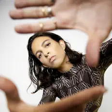 收听 ONESOLO、观看音乐视频、阅读小传、查看巡演日期等 ！