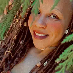 聆聽 Azmari、觀看音樂影片、閱讀小傳、查看巡演日期等！