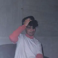 聆聽 Crustacean、觀看音樂影片、閱讀小傳、查看巡演日期等！