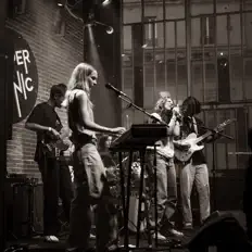 收听 Midnight Waves、观看音乐视频、阅读小传、查看巡演日期等 ！