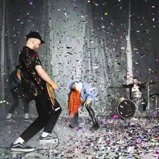 聆聽 Audacious Worship、觀看音樂影片、閱讀小傳、查看巡演日期等！