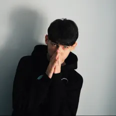 Posłuchaj wykonawcy tupodurachek, obejrzyj teledyski, przeczytaj biografię, zobacz daty tras koncertowych i nie tylko!