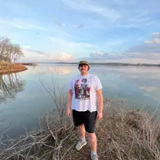 Hunter Blake McClendon सुनें, म्यूज़िक वीडियो देखें, बायो पढ़ें, दौरे की तारीखें और बहुत कुछ देखें!