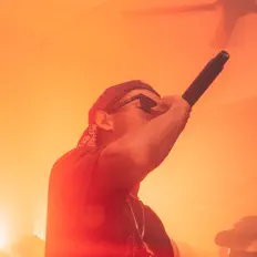 收听 Bearboi、观看音乐视频、阅读小传、查看巡演日期等 ！