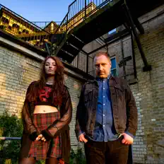 Escucha a Fighting Colours, mira videos musicales, lee su biografía, consulta las fechas de las gira y más.