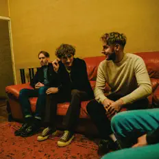 Hideaway Club सुनें, म्यूज़िक वीडियो देखें, बायो पढ़ें, दौरे की तारीखें और बहुत कुछ देखें!