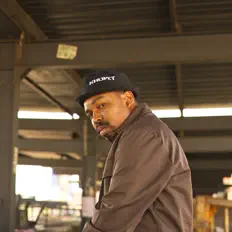 聆聽 Bugzito、觀看音樂影片、閱讀小傳、查看巡演日期等！