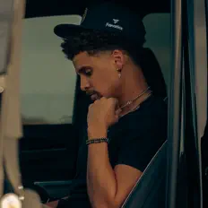 Écoutez V03, regardez des vidéoclips, lisez la biographie, consultez les dates de tournée et plus encore !