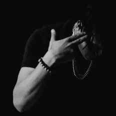 收听 UNDERATED、观看音乐视频、阅读小传、查看巡演日期等 ！