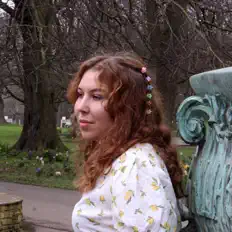 Hör dir Luna Wood an, schau dir Musikvideos an, lies die Biografie, finde Tourdaten und mehr!