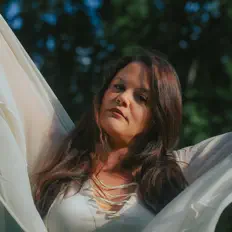 Kathryn Rose Wood सुनें, म्यूज़िक वीडियो देखें, बायो पढ़ें, दौरे की तारीखें और बहुत कुछ देखें!