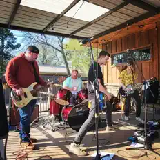 Dengarkan The Black Diamonds, tonton video musik, baca bio, lihat tanggal tur & lainnya!