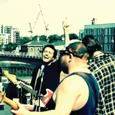 收听 First、观看音乐视频、阅读小传、查看巡演日期等 ！