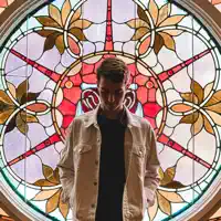 Poslechněte si interpreta undefined, sledujte hudební videa, přečtěte si životopis, podívejte se na data turné a další informace.