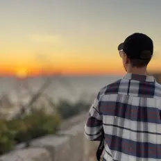 Ascolta Adrian Teale, guarda video musicali, leggi la biografia, vedi le date del tour & altro!
