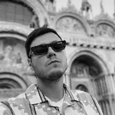 Паганиниを聴いたり、ミュージックビデオを鑑賞したり、経歴やツアー日程などを確認したりしましょう！